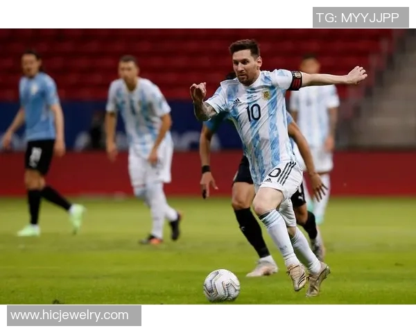 梅西的卓越品质与足球精神的完美结合展现了真正的运动员风范 梅西的卓越品质与足球精神的完美结合展现了真正的运动员风范