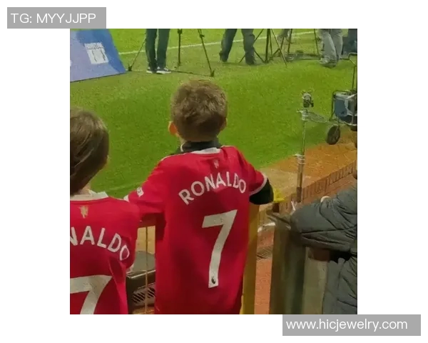 暧昧情侣头像中的足球明星魅力与浪漫交织的青春故事