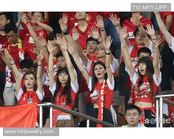 足球明星与获奖女生同框合影展现青春风采与荣耀时刻